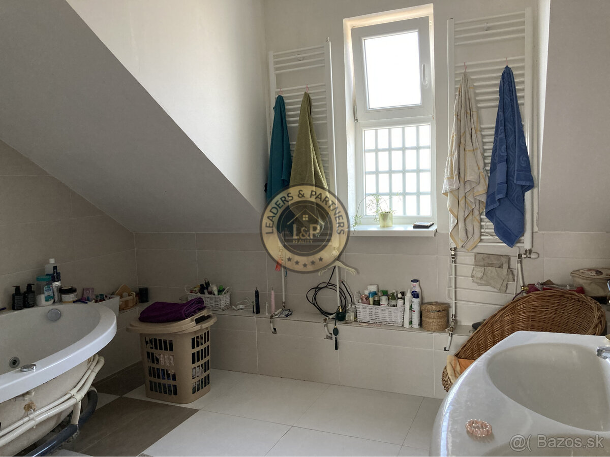 PREDAJ veľký 6izbový rodinný dom Bezenye. - 13