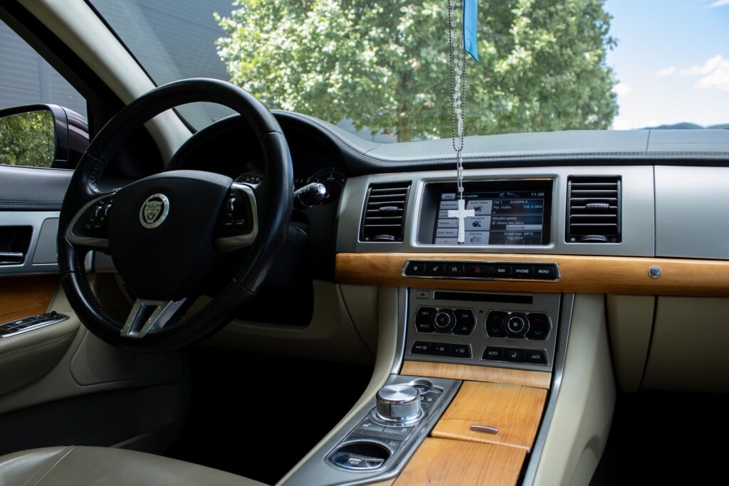 Jaguar XF 2.2D Premium Luxury - 13