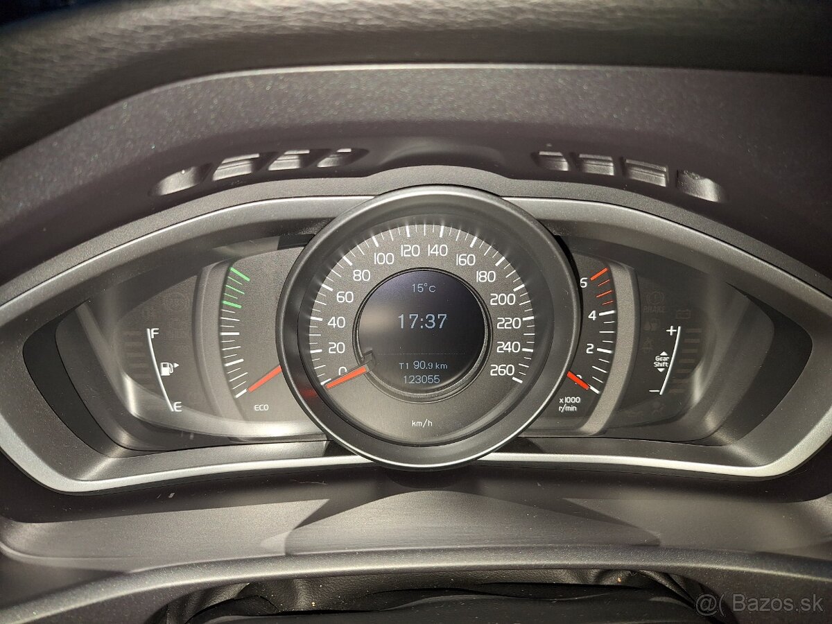 Volvo V40 D3; 2.0 diesel; Manual; r.v. 2018; Bratislava - 13