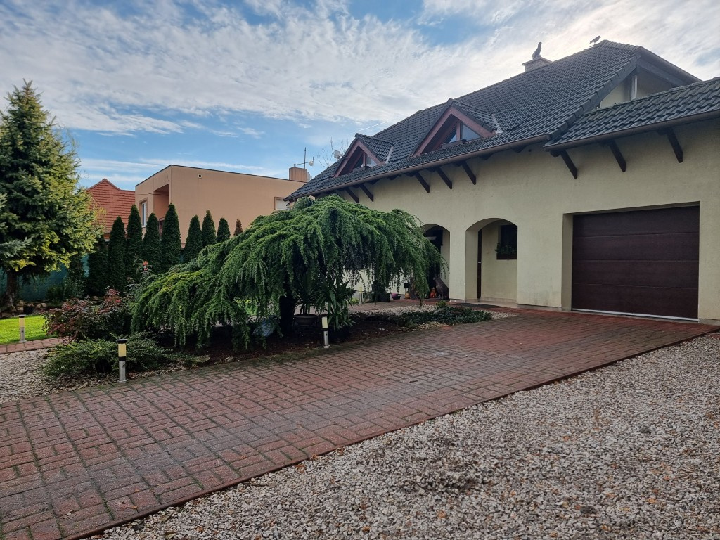 Exkluzívne na predaj RD s bazénom, garážou - 13