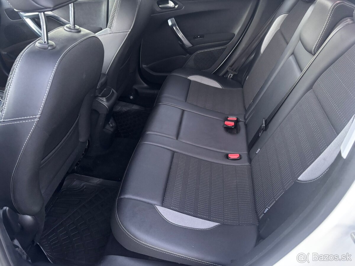Peugeot 2008 1.2 PureTech 81kw Allure benzín 2017 automat - 13