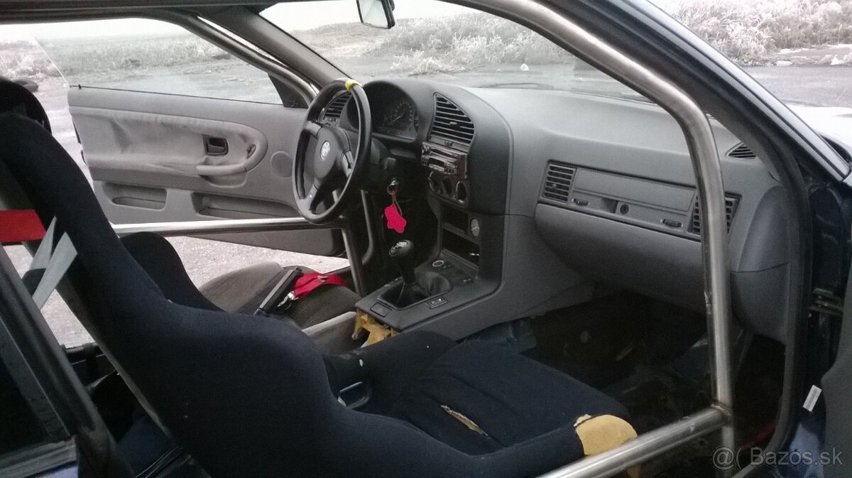 BMW 320 i rok 1993 - 13