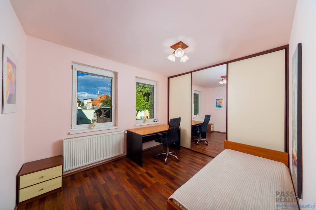 Rodinný dom s podkrovím, 2-garážou, parking, vírivka v srdci - 13