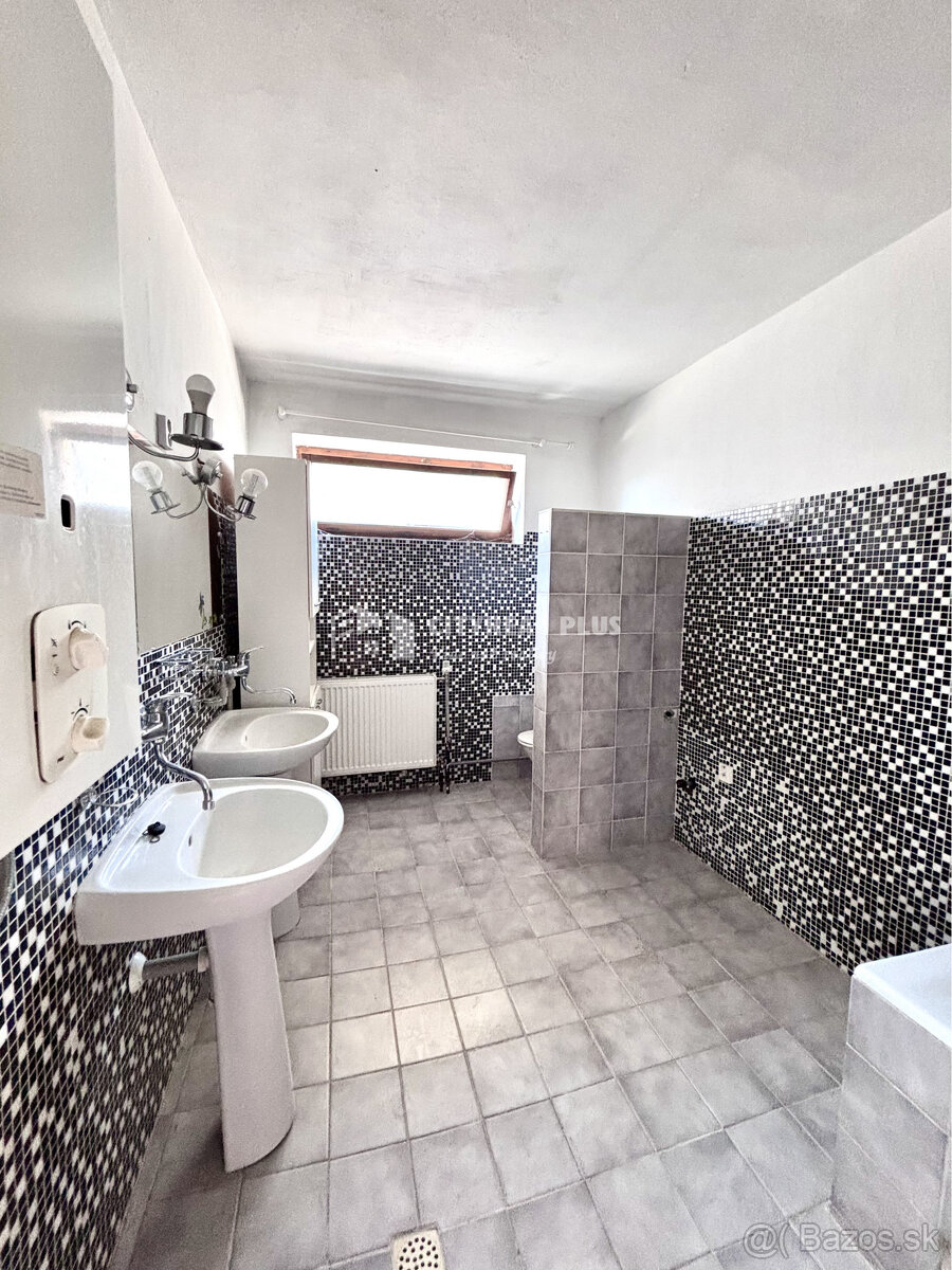 Ponúkame Vám na predaj 7 izbový rodinný dom v tichej a lukra - 13