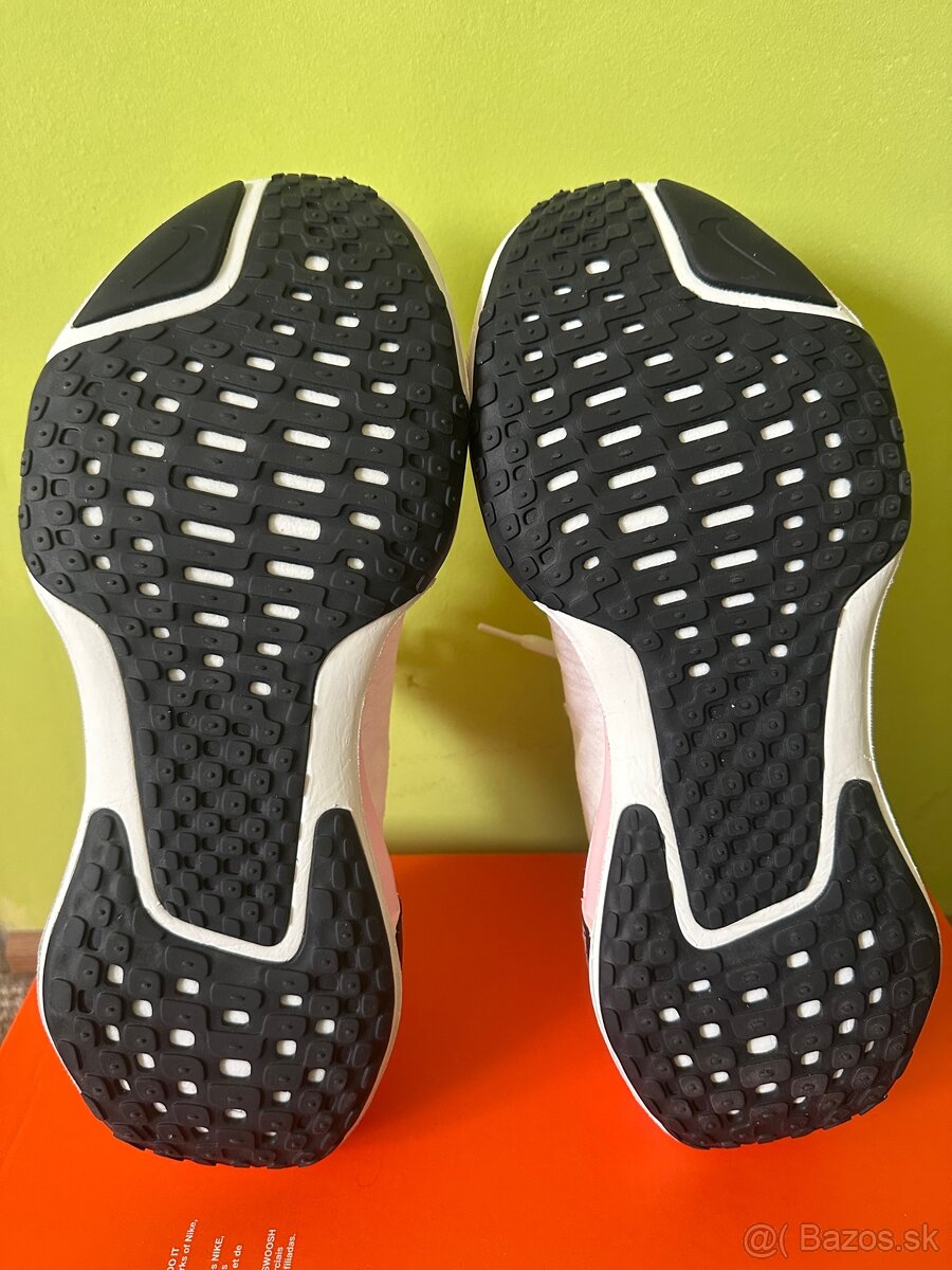 Bežecké tenisky Nike Invincible Run 3 - 13