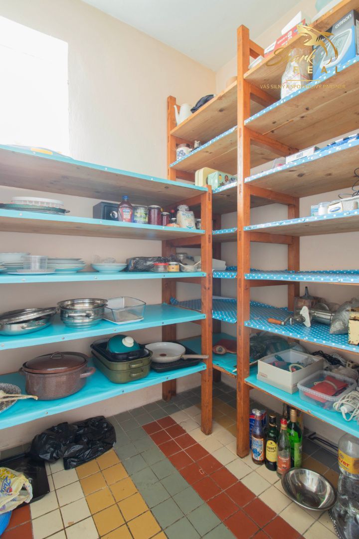 REZERVOVANÉ - Rodinný dom s rozľahlým slnečným pozemkom - 13