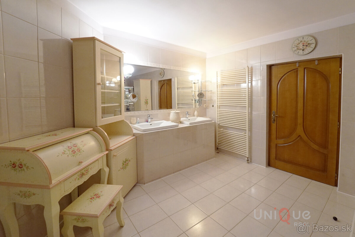 Na predaj kompletne zariadený rodinný dom s bazénom - 13