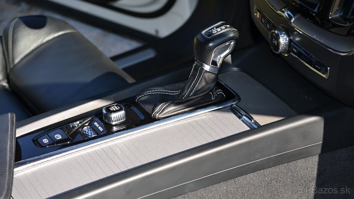 Volvo XC60 D4 R-Design AWD A/T - 13