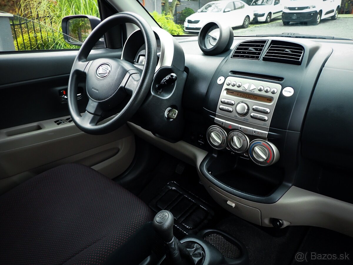 DAIHATSU SIRION 4x4 - 1.3benzin-67 tis km -KLIMA, 5 dverove - 13