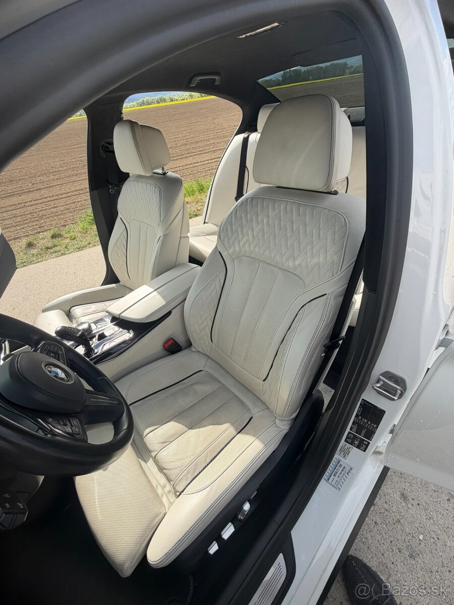 BMW M550i xDrive - 13