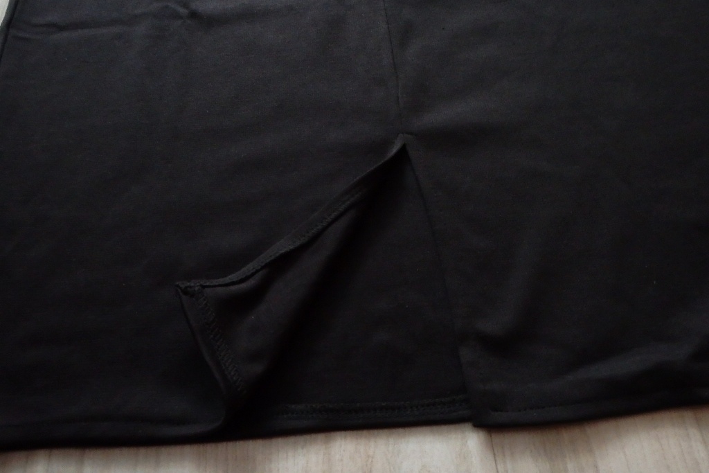 PeeKaBoo Čierno-biele vzorované šaty + crop top - 13