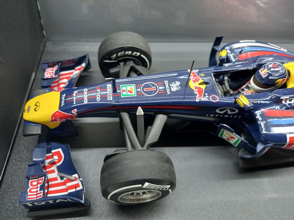 2X F1 RED BULL RB7 A RB7 JAPAN 2011 VETTEL MINICHAMPS 1:18 - 13