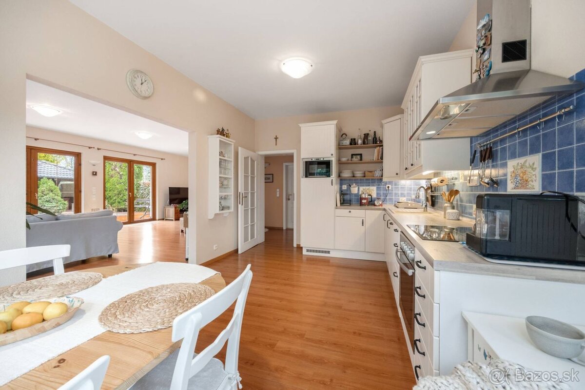 Priestranný 6-izbový rodinný dom s dvojgarážou a krásnou záh - 13