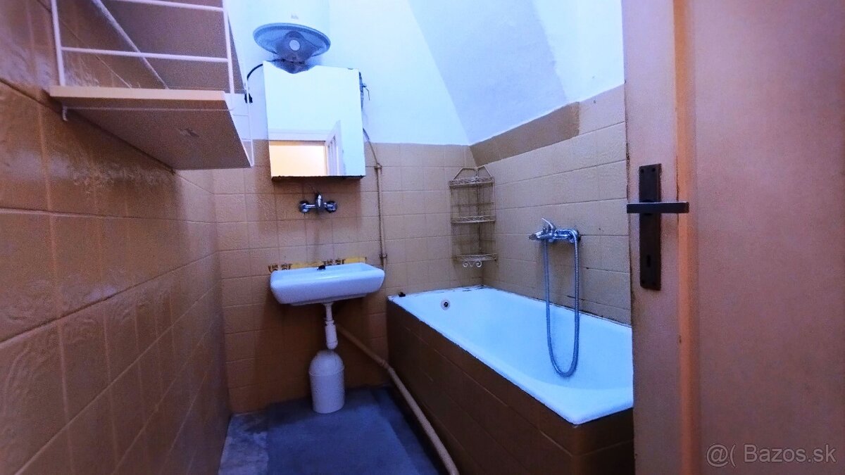 Predaj rodinný dom v centre mesta Levice - 13