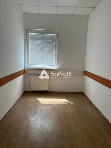 Na prenájom vykurovaný sklad s výmerou 8.600 m2 s administra - 13