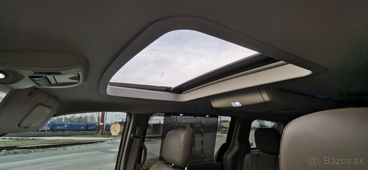 Chrysler town and country - 13