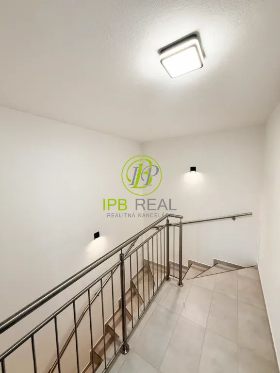 3-izb. byt s veľkou terasou a parkovaním v novostavbe v Pezi - 13