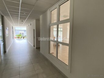 Na prenájom  pekný obchodný priestor o rozlohe 250m2 v Rimav - 13