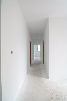 MODERNÝ DVOJDOM V POVODE- VEĽKÝ POZEMOK - 13