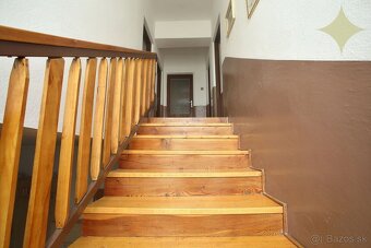 Priestranný rodinný dom v tichej ulici obce Chrastince, okre - 13