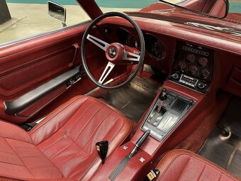 Chevrolet Corvette Stingray z roku 1974 - 13