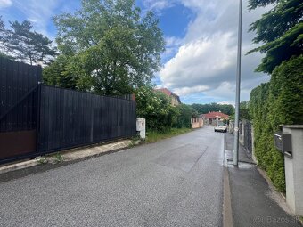 Pekný stavebný pozemok Pereš pri Lesoparku, tichá ulica - 13
