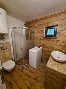 Zaujímavá pekná priestranná murovaná chata v prírode - 13