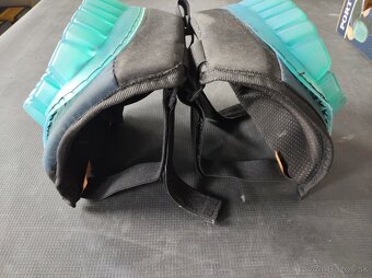 {53}  Chrániče kolien - 13