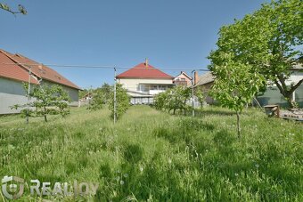 Ponúkame na predaj rodinný dom s garážou a veľkým pozemkom v - 13