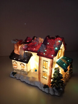 Starý svietiaci led domček po rodičoch 16x13x12 cm - 13