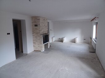 Rodinný dom s veľkým pozemkom, krásnou záhradou a jazierkom - 13