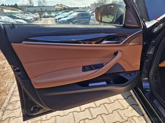 BMW 530i mHEV xDrive A/T8 252k Luxury (benzín) - 13