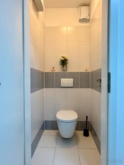 Na predaj priestranný 2 izbový byt v Ružinove s parkovaním - 13