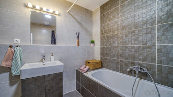 Moderný kompletne zariadený 2 izb byt s balkónom, pivnicou a - 13