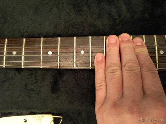 Fender Bullet z roku 1981 – červený „Vyrobené v USA - 13