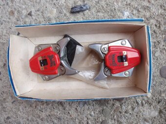 Lyžařská výbava - 9 párů lyží, hůlky, boty - 13