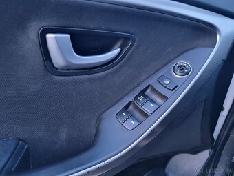 HYUNDAI i30 combi, 1,6 CRDi, 81 kW, r. 2014 - 13