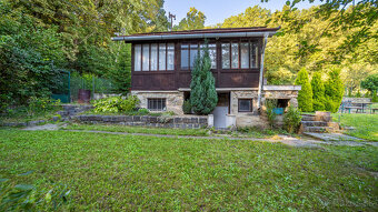 2 pozemky pri lese a krásnym výhľadom v lukratívnej časti Br - 13