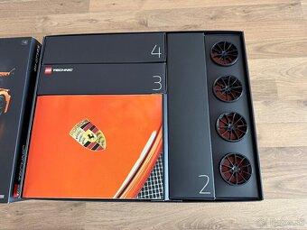 LEGO TECHNIC 42056 Porsche 911 GT3 RS - Z VÝSTAVKY - 13