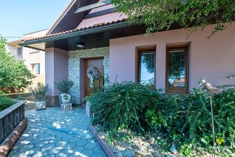 Štýlový a priestranný rodinný dom v slepej ulici s bazénom - 13