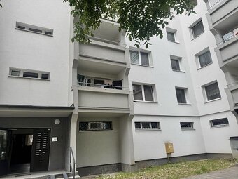 Prenájom 1-izbového bytu s lóggiou v LC - 13