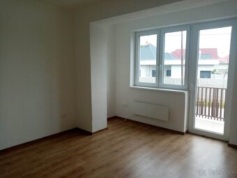 Novo rekonštruovaný rodinný dom s tromi bytovými jednotkami - 13