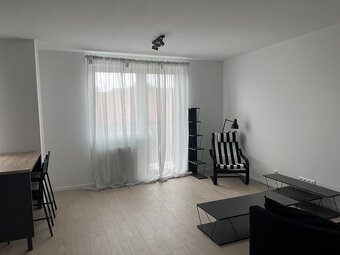 Na prenájom veľký svetlý 2i byt Trnava-Zavar + parking - 13