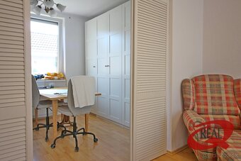 RODINNÝ DOM V SÚKROMNEJ ULIČKE S BAZÉNOM A LETNÝM DOMČEKOM - 13