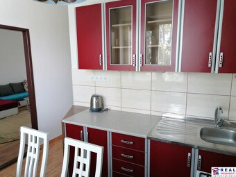 ŠTÚROVA: VOĽNÝ 2-izb. ZARIADENÝ byt, balkón, 48 m2, 1.posch. - 13
