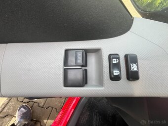 Toyota Yaris 1,0 benzín - 13