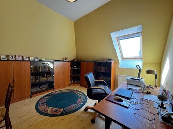 Priestranný rodinný dom s peknou záhradou a dvoj garážou - 13