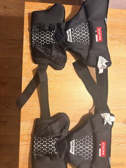 Brankarske hokejove rukavice,kolenacky,suspenzor,prilba - 13