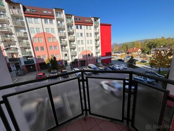 Priestranný 2-izbový byt s loggiou a balkónom - 13