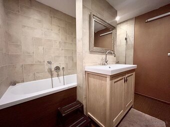 Na predaj impozantná štýlová 5-izbová rodinná vila - 13